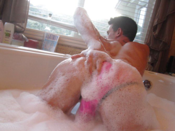 Молодой гей массирует член в ванной, забывая обо всем на свете.